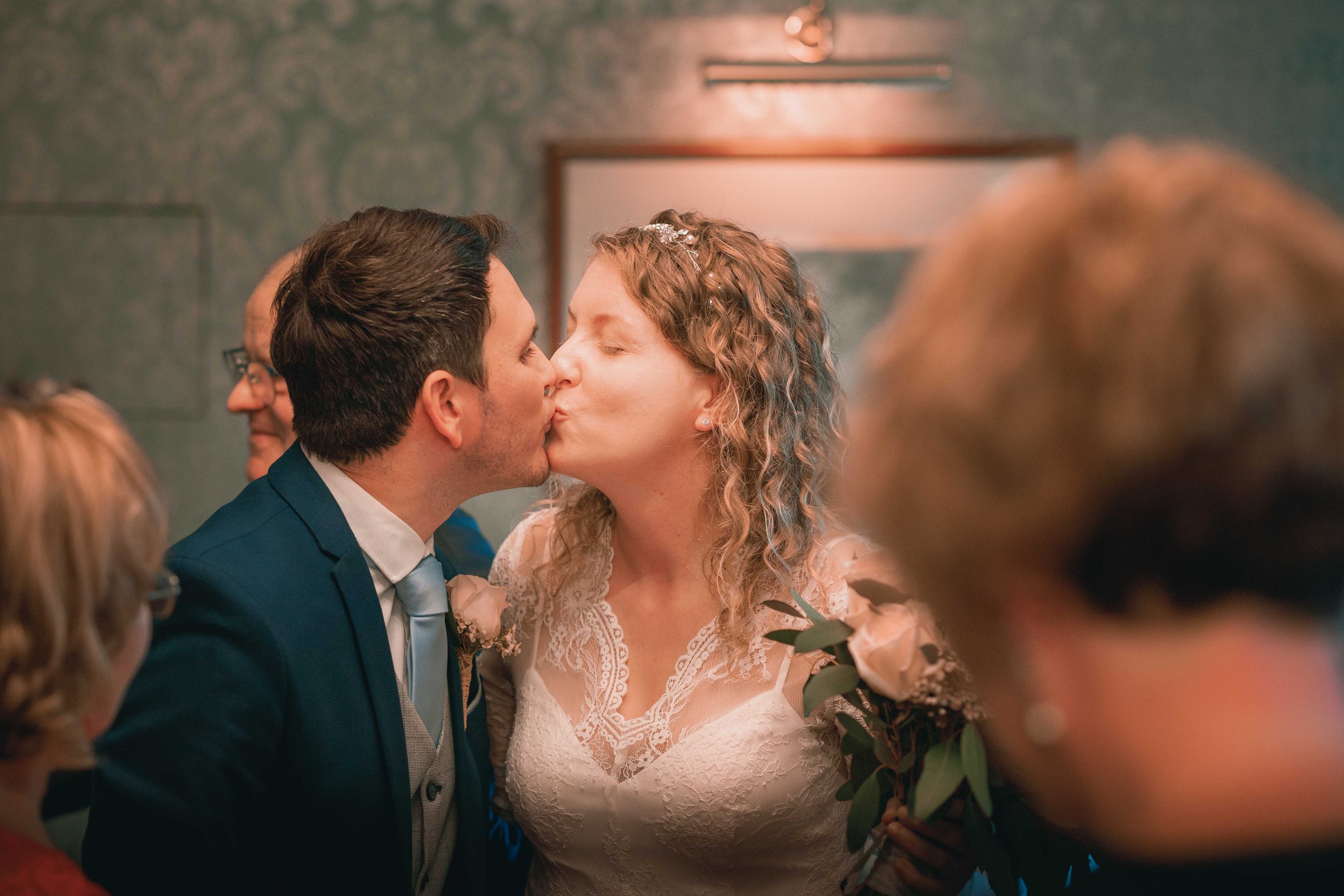 Christopher_James_Photography_Bride_&_groom_outdoor_wedding_under_Ghan_house_bride_&Groom_kissing.jpg